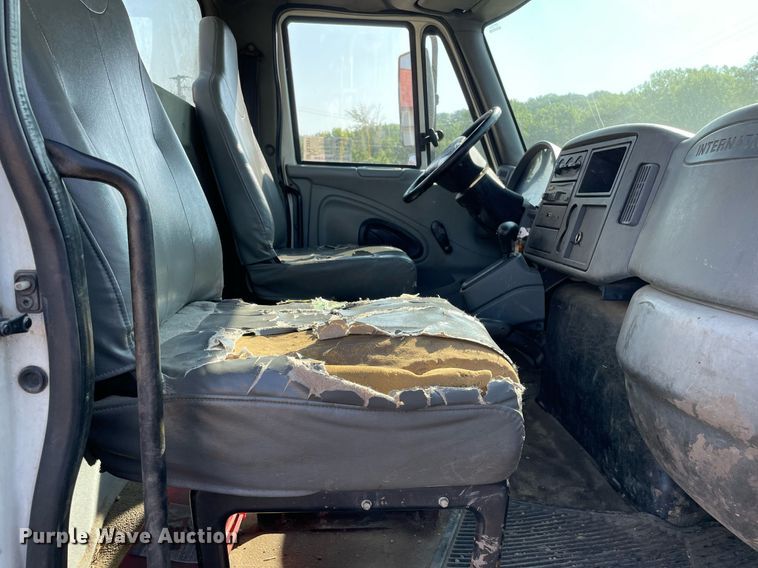 image for item DL3801 2004 International 4200  utility / service truck