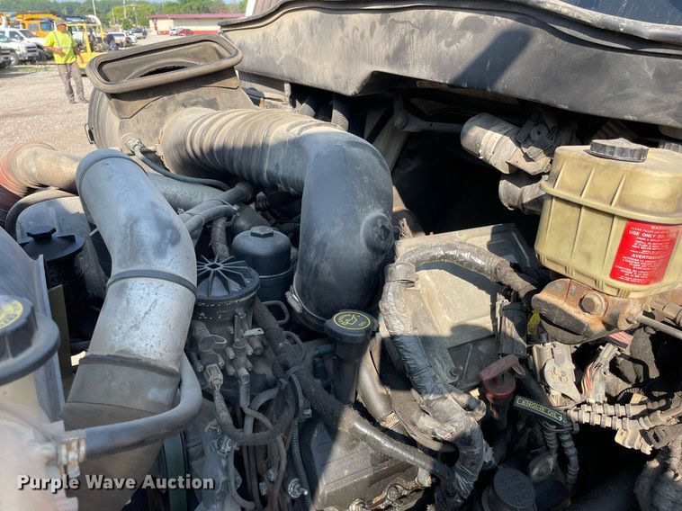 image for item DL3801 2004 International 4200  utility / service truck