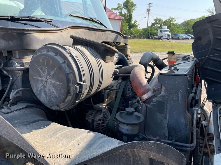 image for item DL3801 2004 International 4200  utility / service truck