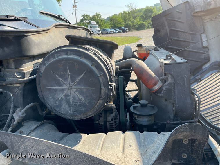 image for item DL3801 2004 International 4200  utility / service truck