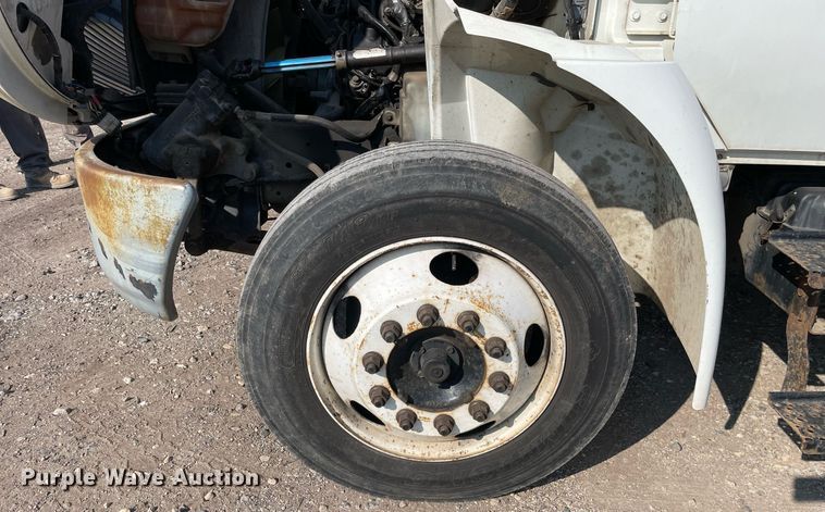 image for item DL3801 2004 International 4200  utility / service truck