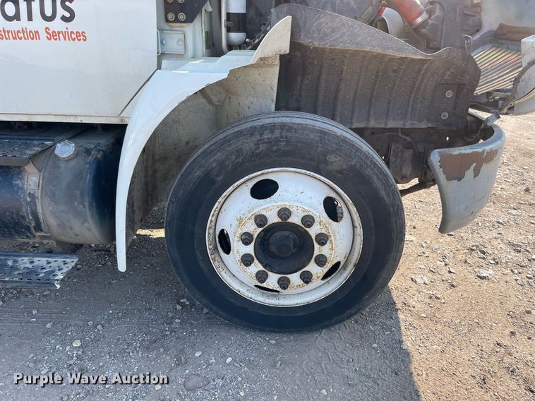 image for item DL3801 2004 International 4200  utility / service truck