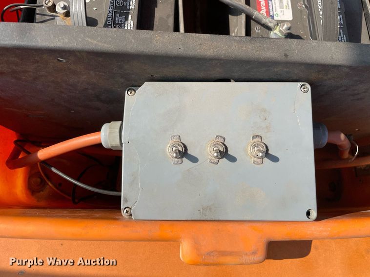 image for item DL3829 Solartech  arrowboard