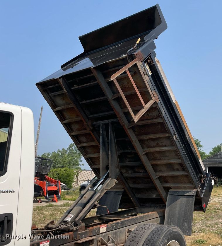 image for item DL3838 2002 International 4300  dump truck