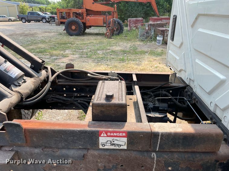 image for item DL3838 2002 International 4300  dump truck