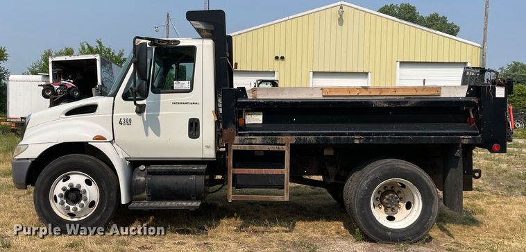 image for item DL3838 2002 International 4300  dump truck