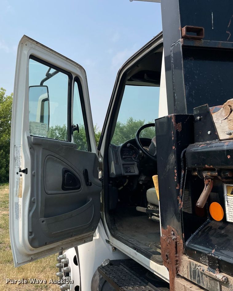 image for item DL3838 2002 International 4300  dump truck