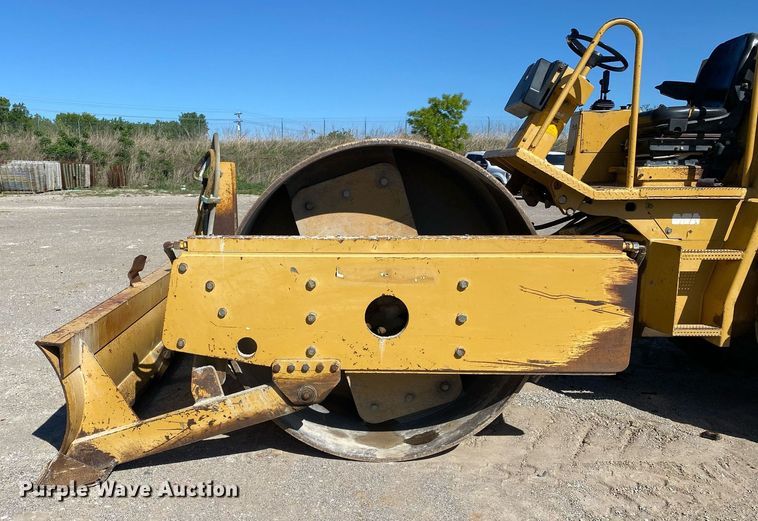 image for item DL7190 1998 Caterpillar CS-563C  single drum vibratory roller