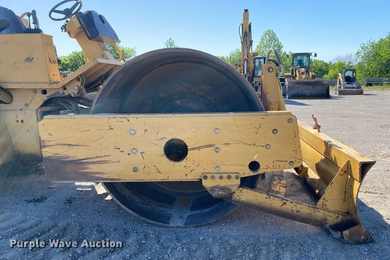 image for item DL7190 1998 Caterpillar CS-563C  single drum vibratory roller