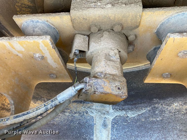 image for item DL7190 1998 Caterpillar CS-563C  single drum vibratory roller