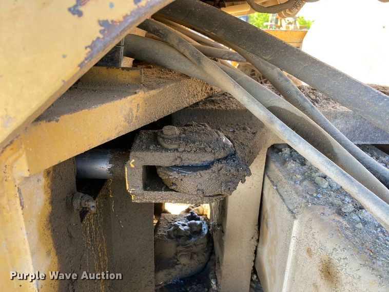 image for item DL7190 1998 Caterpillar CS-563C  single drum vibratory roller