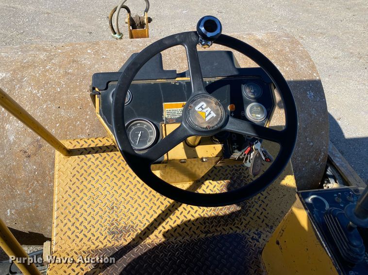 image for item DL7190 1998 Caterpillar CS-563C  single drum vibratory roller