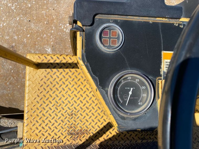 image for item DL7190 1998 Caterpillar CS-563C  single drum vibratory roller