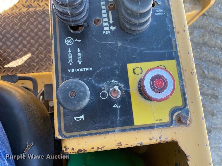 image for item DL7190 1998 Caterpillar CS-563C  single drum vibratory roller