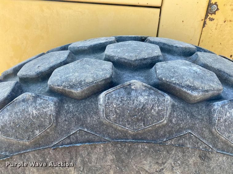 image for item DL7190 1998 Caterpillar CS-563C  single drum vibratory roller