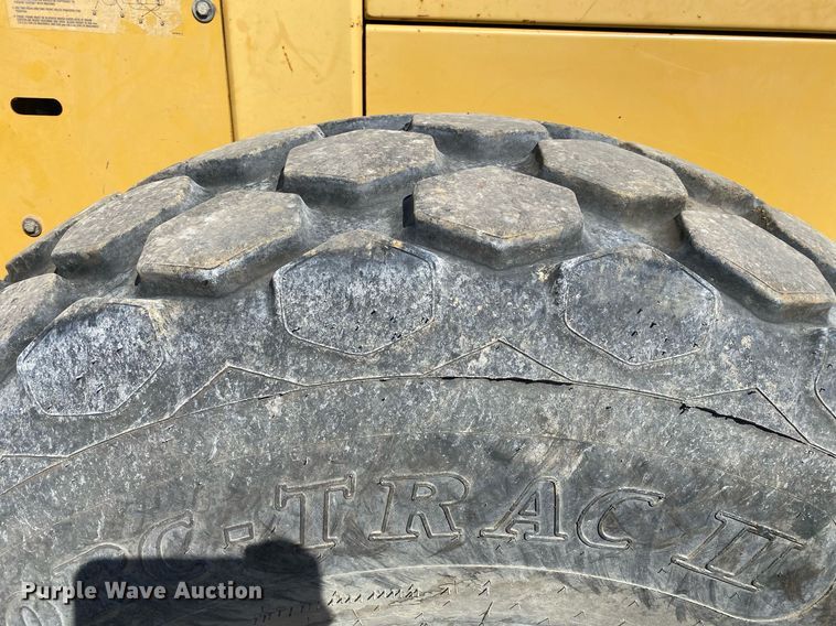 image for item DL7190 1998 Caterpillar CS-563C  single drum vibratory roller