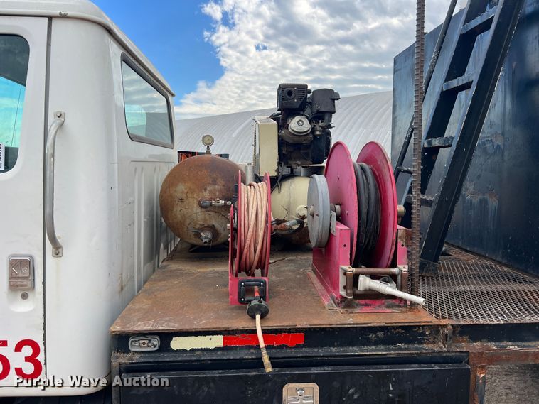 image for item DN3100 1995 International 4900  fuel / lube truck