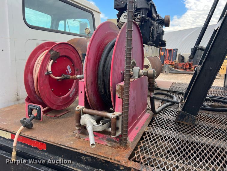 image for item DN3100 1995 International 4900  fuel / lube truck