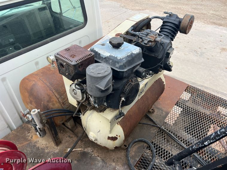 image for item DN3100 1995 International 4900  fuel / lube truck