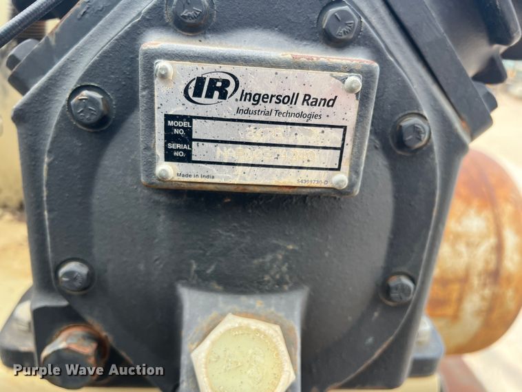 image for item DN3100 1995 International 4900  fuel / lube truck