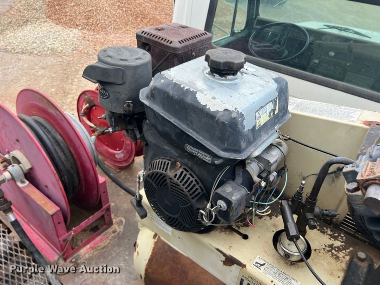 image for item DN3100 1995 International 4900  fuel / lube truck