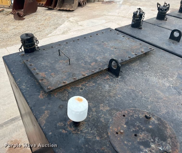 image for item DN3100 1995 International 4900  fuel / lube truck