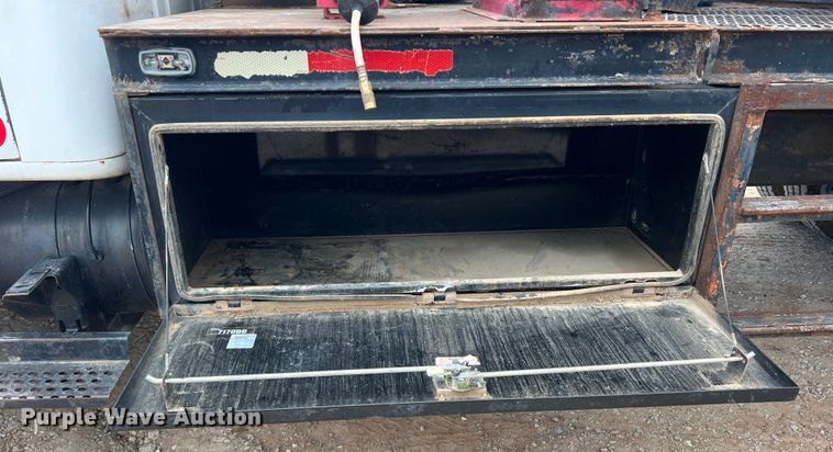 image for item DN3100 1995 International 4900  fuel / lube truck