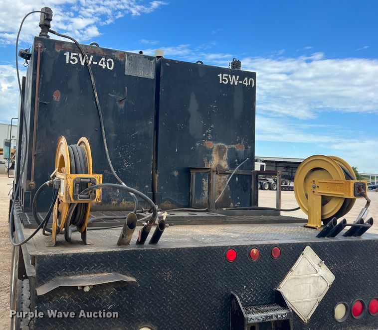 image for item DN3100 1995 International 4900  fuel / lube truck