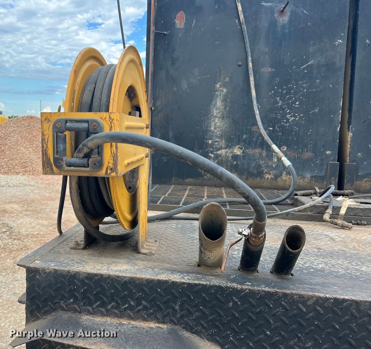 image for item DN3100 1995 International 4900  fuel / lube truck