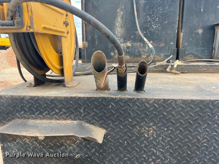 image for item DN3100 1995 International 4900  fuel / lube truck