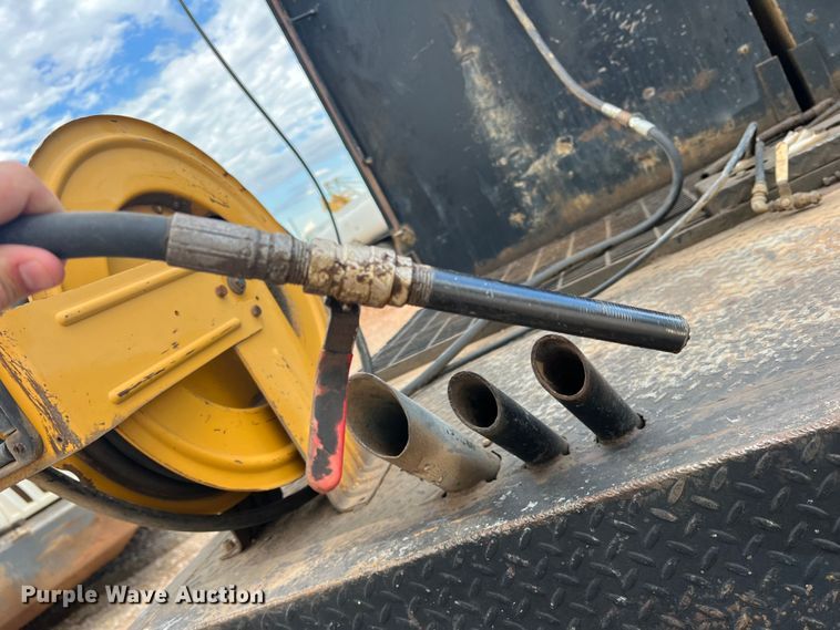 image for item DN3100 1995 International 4900  fuel / lube truck