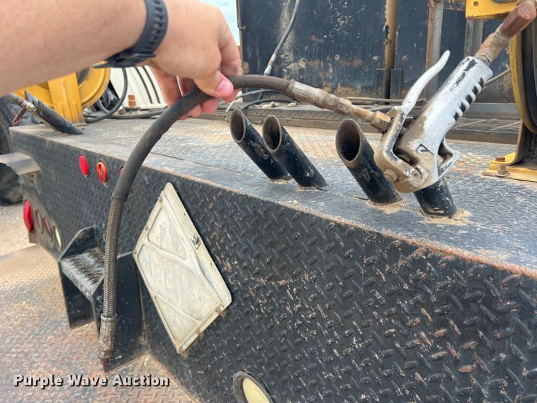 image for item DN3100 1995 International 4900  fuel / lube truck