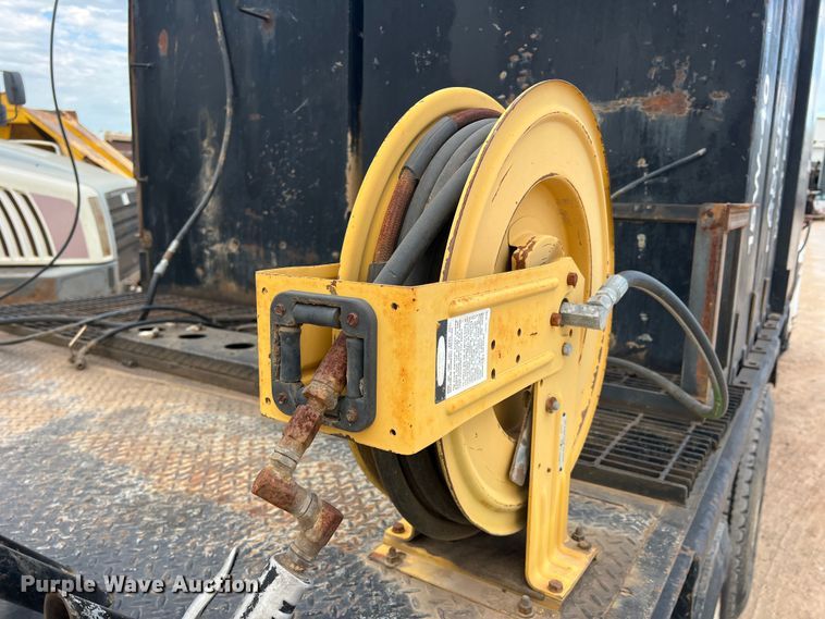 image for item DN3100 1995 International 4900  fuel / lube truck