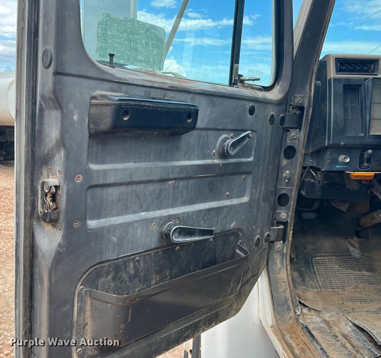 image for item DN3100 1995 International 4900  fuel / lube truck