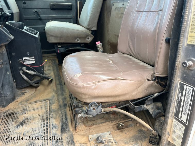 image for item DN3100 1995 International 4900  fuel / lube truck