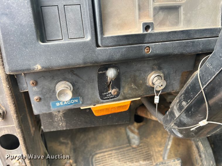 image for item DN3100 1995 International 4900  fuel / lube truck