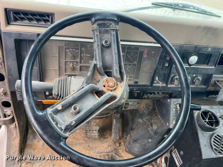 image for item DN3100 1995 International 4900  fuel / lube truck