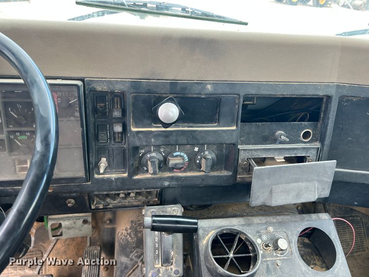 image for item DN3100 1995 International 4900  fuel / lube truck