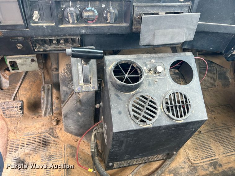 image for item DN3100 1995 International 4900  fuel / lube truck