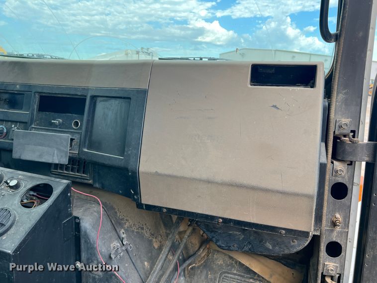 image for item DN3100 1995 International 4900  fuel / lube truck