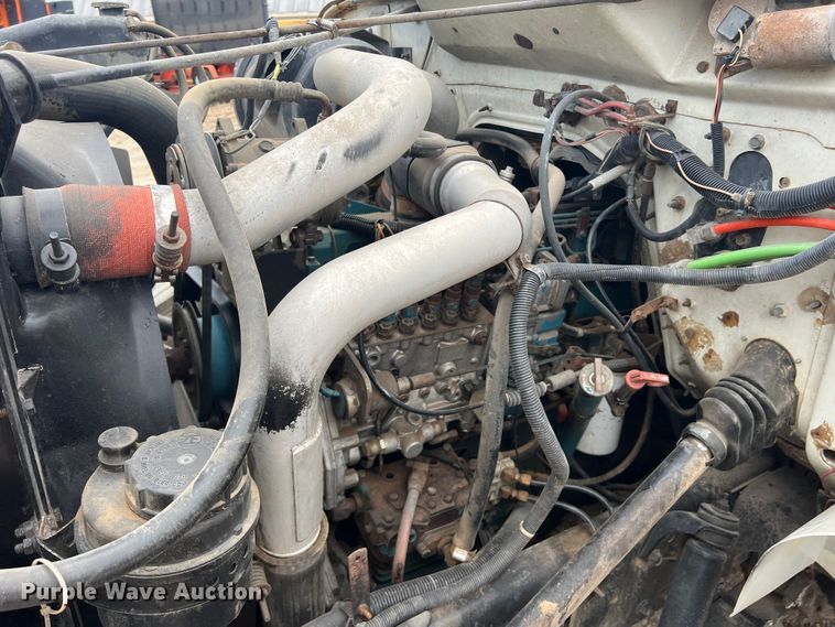 image for item DN3100 1995 International 4900  fuel / lube truck