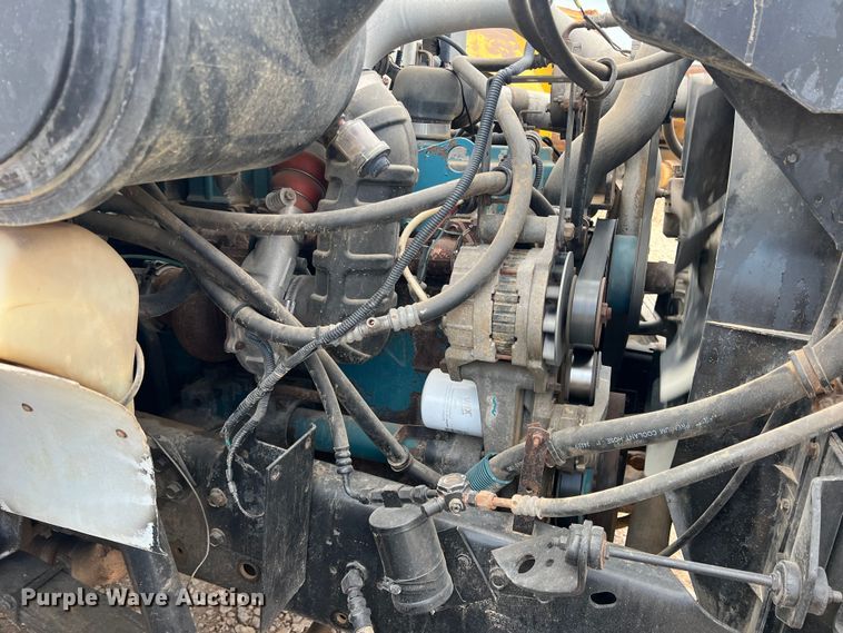 image for item DN3100 1995 International 4900  fuel / lube truck