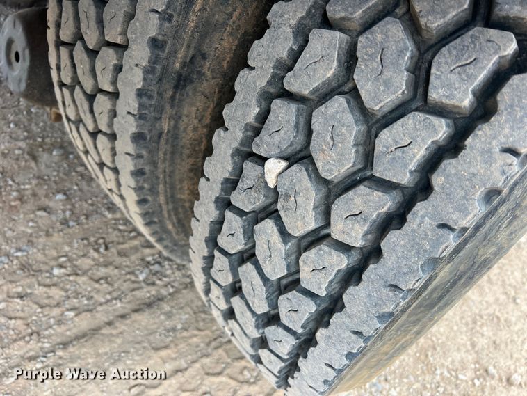 image for item DN3100 1995 International 4900  fuel / lube truck