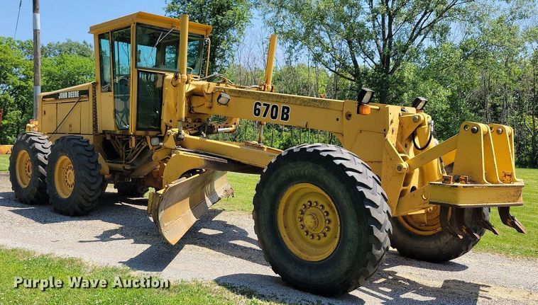 image for item DN3999 1988 John Deere 670B  motor grader