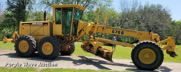 image for item DN3999 1988 John Deere 670B  motor grader