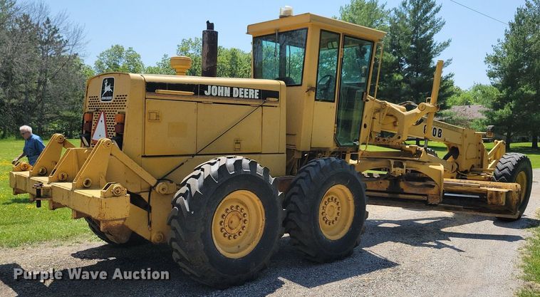 image for item DN3999 1988 John Deere 670B  motor grader