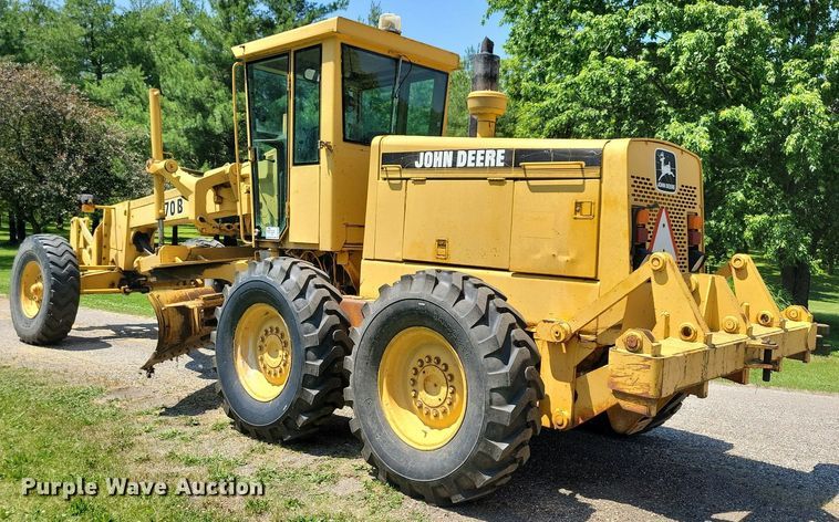 image for item DN3999 1988 John Deere 670B  motor grader