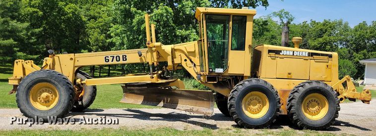 image for item DN3999 1988 John Deere 670B  motor grader