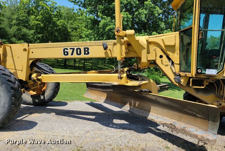 image for item DN3999 1988 John Deere 670B  motor grader