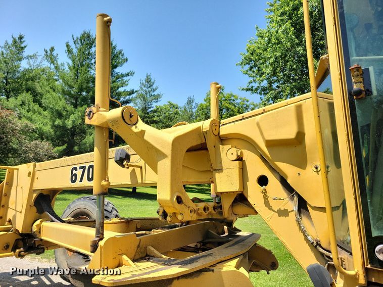 image for item DN3999 1988 John Deere 670B  motor grader